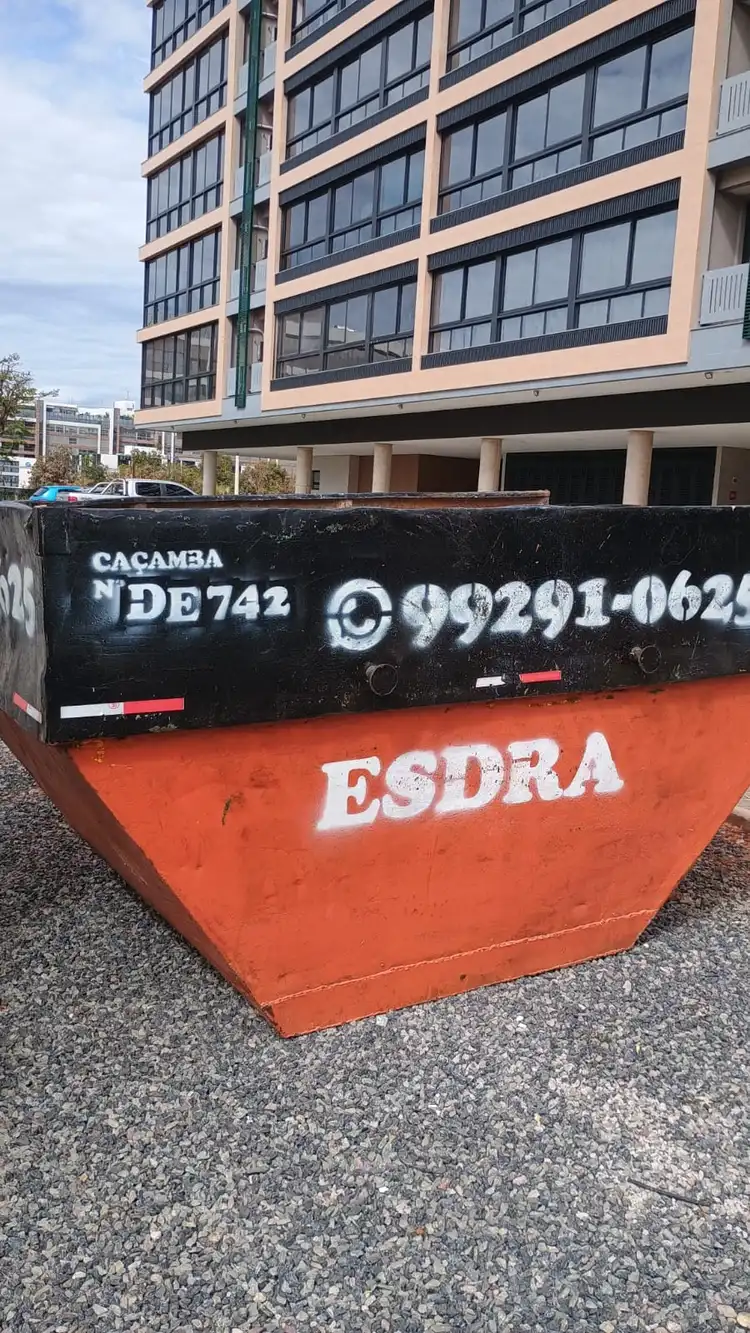 Caçamba da Entulho Esdra em área residencial de Brasília